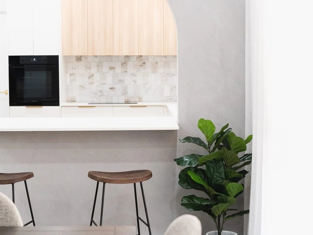 Arched servery and breakfast bar joining the kitchen to the living area